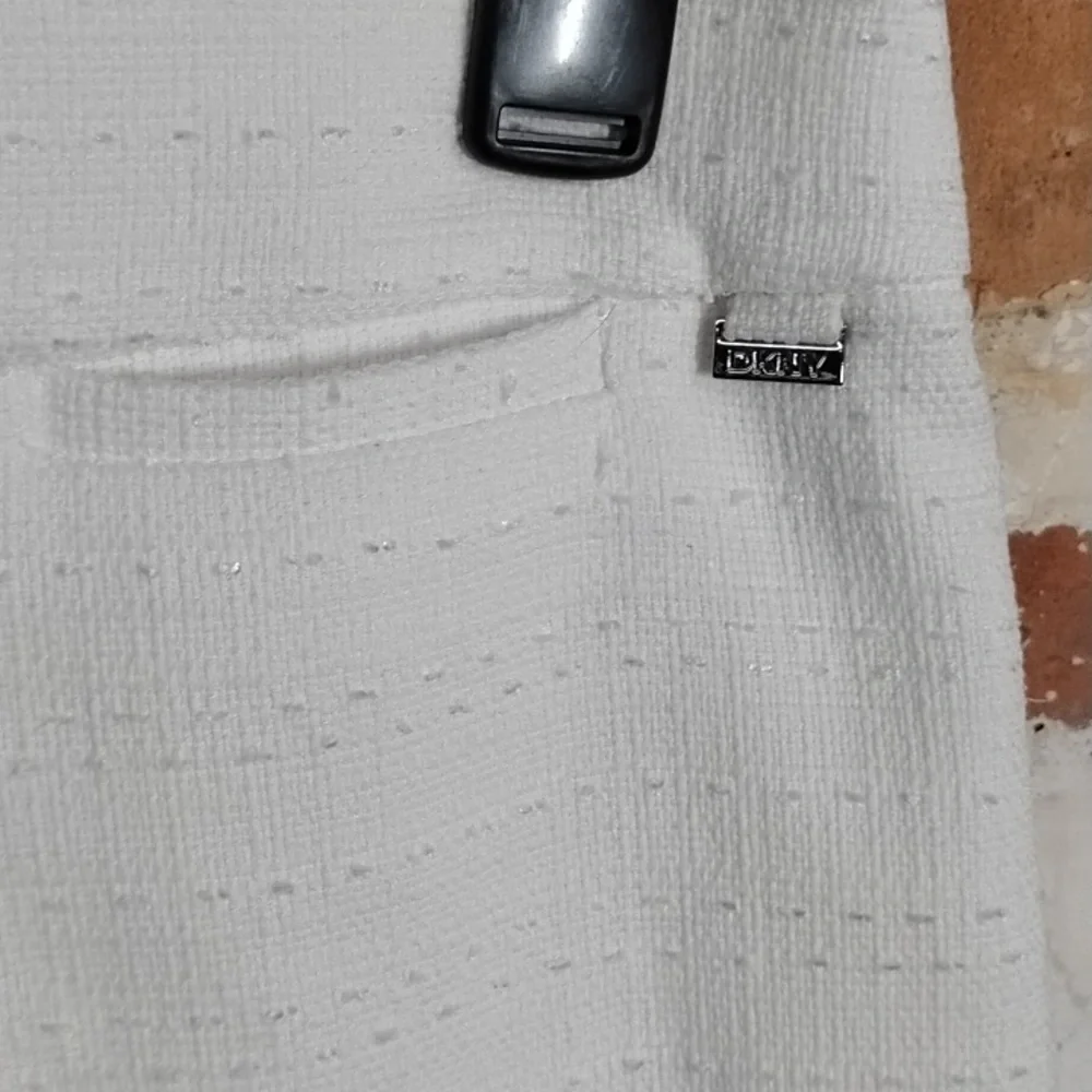 Women's DKNY Size 10 Knee Length White Tweed Skirt
